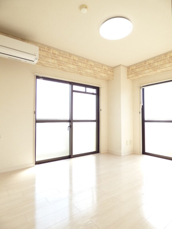 寝室(お洒落なアクセントクロスを採用した洋室ですよ♪)