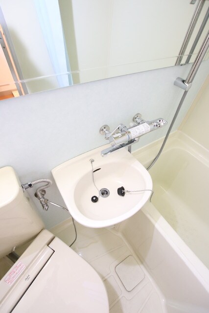 物件内観写真13　(洗面台は浴室と同室です)