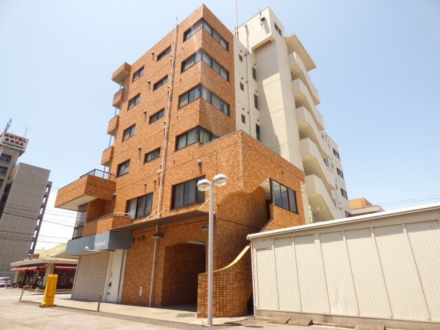 物件外観写真2　(マンションの入り口側)