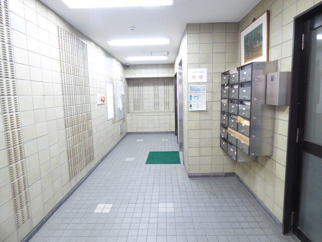 物件外観写真4　(素敵なエントランス♪集合ポストあります♪)