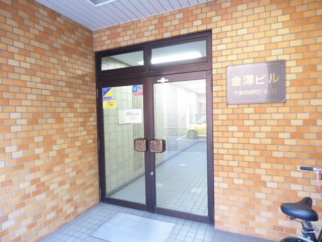 物件外観写真6　(マンションの入り口ですよ♪)