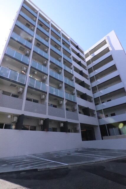 物件外観写真1　(オートロック付き1LDKマンション。)