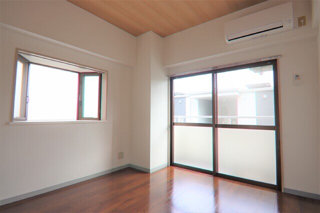 物件内観写真7　(角部屋の為、出窓あり♪)