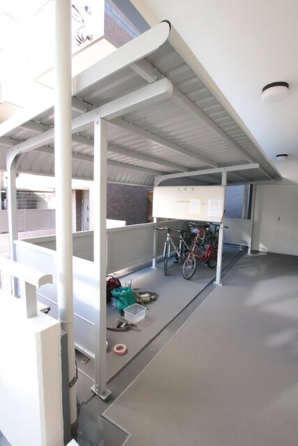 物件外観写真4　(屋根付き駐輪場)
