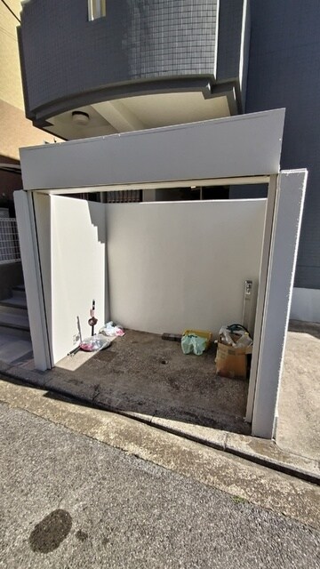 物件外観写真6　(ゴミ置き場は敷地内です。)