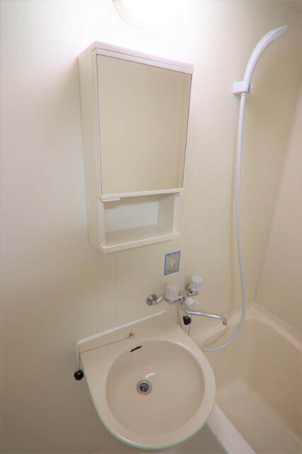 物件内観写真12　(お風呂場と同室です。)