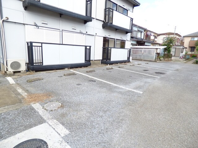 物件外観写真2　(【空要確認】敷地内に駐車場あります)