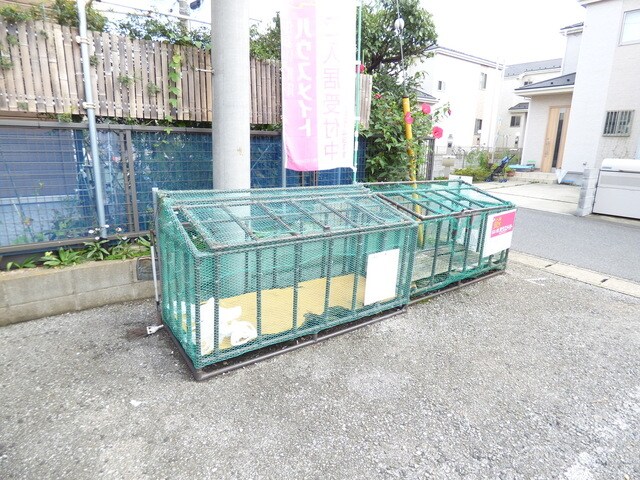 物件外観写真4　(敷地内ごみ収集場になりますよ♪)