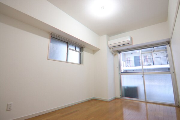 居室(明るい印象のお部屋になります♪)