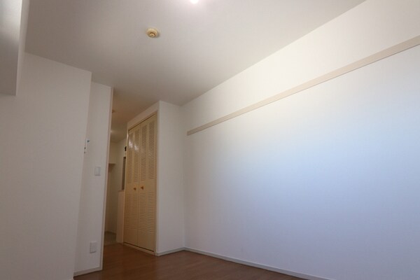 居室(明るい印象のお部屋になります♪)