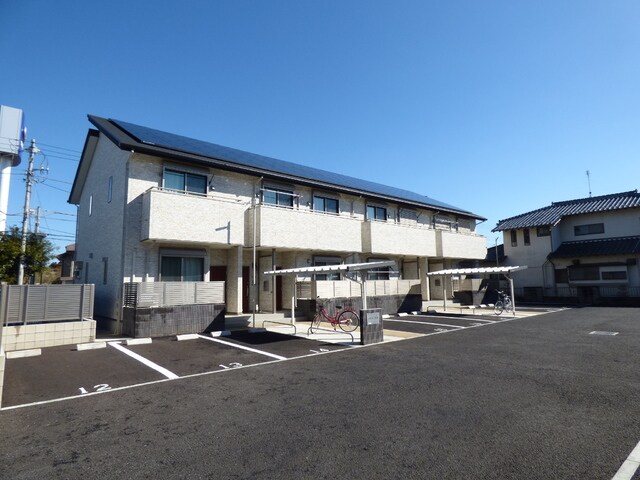 物件外観写真2　(駐車場は目の前です。要空確認。)