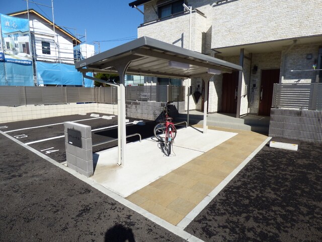物件外観写真3　(屋根付き駐輪場)