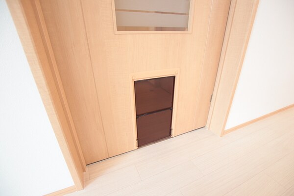 その他(ドアにペット用の通り穴あります♪)