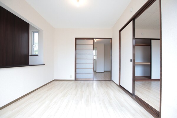 子供部屋(白と基調とした明るい居室部分)