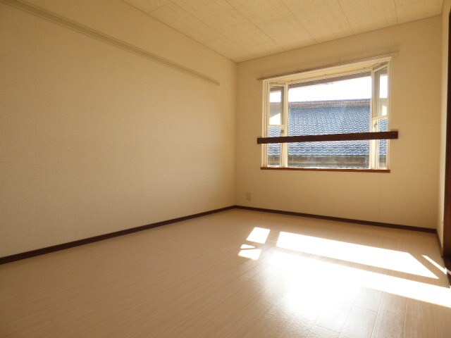 物件内観写真8　(明るい印象の洋室です♪)