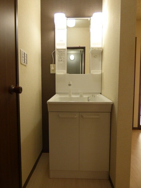 物件内観写真15　(独立洗面台で朝の身支度スムーズ♪)