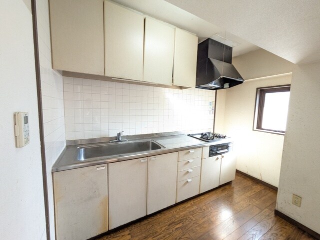 物件内観写真9　(キッチン下だけでなく上部にも収納のあるキッチンです。(リフォーム前))