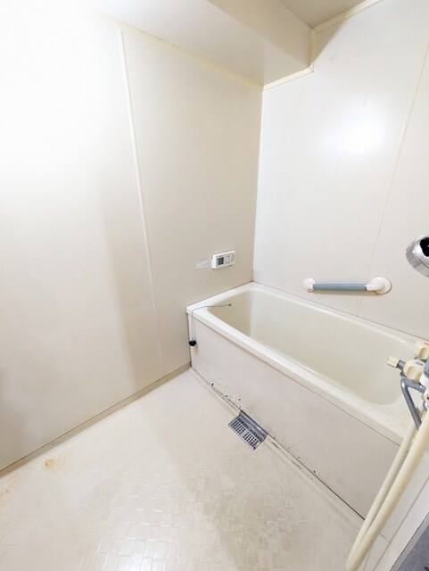 物件内観写真10　(ゆったりとお寛ぎいただけるバスです。(リフォーム前))