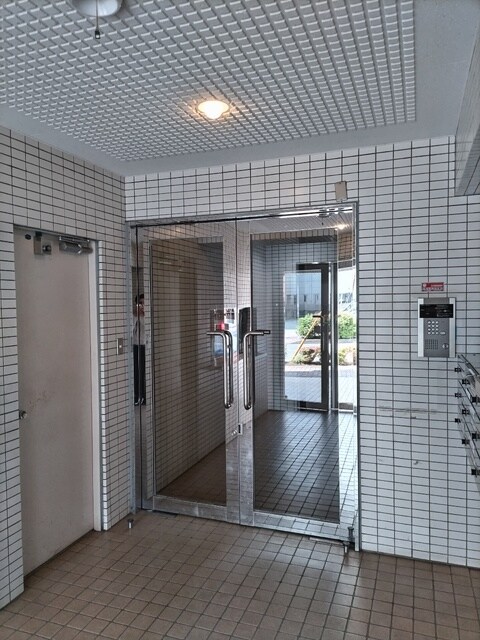 物件外観写真7　(オートロック付きのエントランス！)
