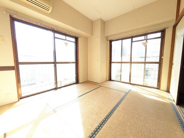 物件内観写真11　(6畳にて窓も二か所ある明るいお部屋です。(リフォーム前))