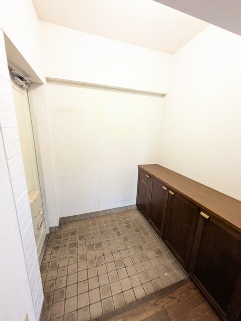 物件内観写真12　(シューズボックスに靴もしまえて来客時も安心の玄関です。(リフォーム前))