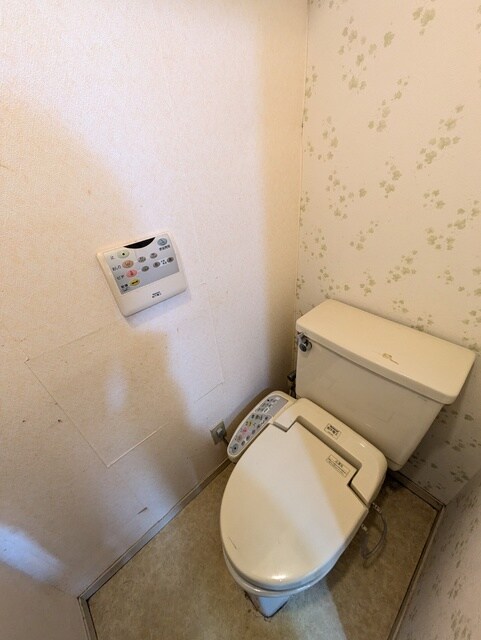 物件内観写真13　(温水洗浄付き便座です。(リフォーム前))