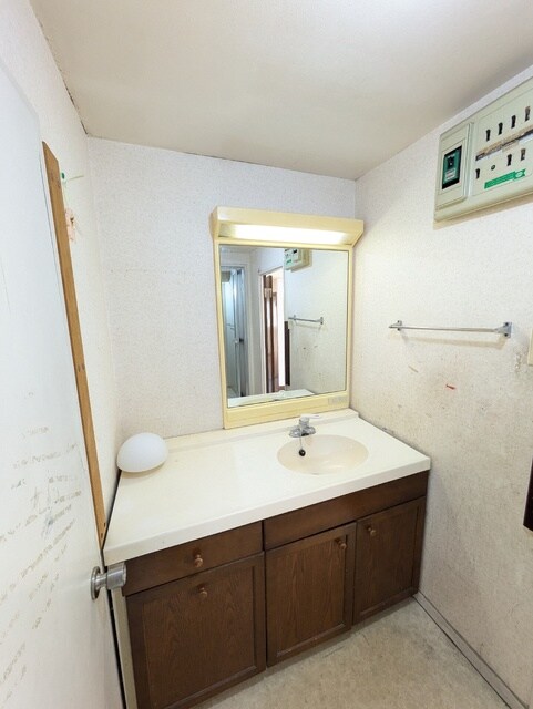 物件内観写真15　(浴室横にあります洗面所です。(リフォーム前))
