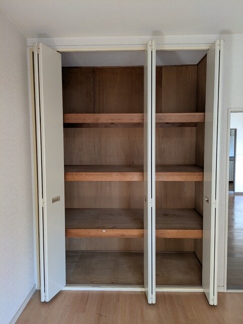 物件内観写真16　(お洋服もしまえる収納です。(リフォーム前))
