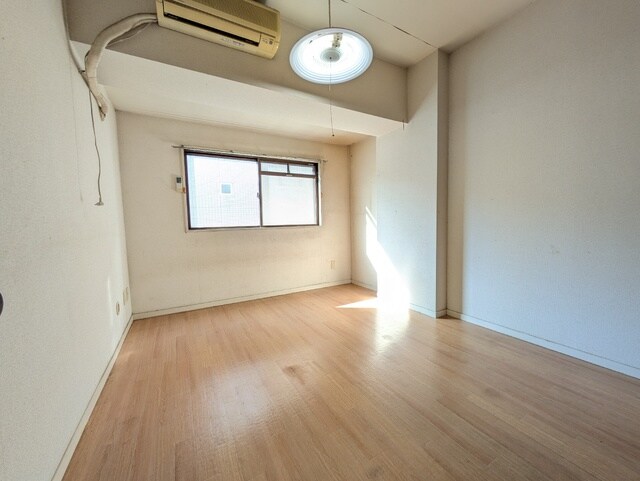 物件内観写真17　(6.5畳の洋室です。(リフォーム前))