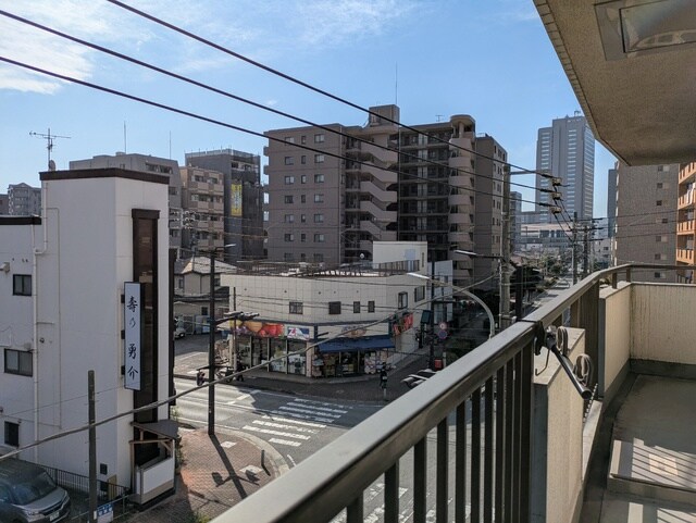 物件内観写真19　(バルコニーから千葉市の風景が見えます。)