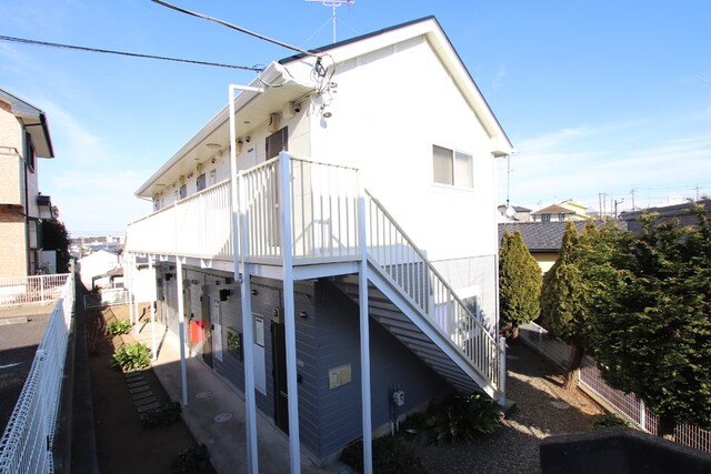 物件外観写真2　(高台にある建物となっております♪)