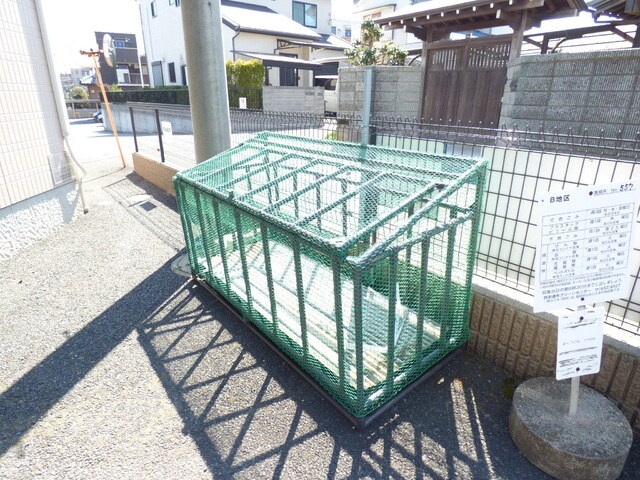 物件外観写真4　(敷地内ごみ収集場もありますよ♪)