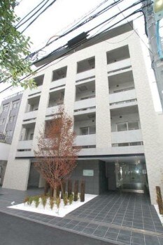 物件外観写真1　(鉄筋コンクリート造のがっちりとした建物。)