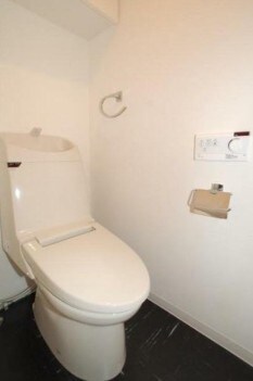 物件内観写真6　(温水洗浄便座。)