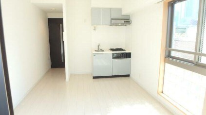 物件内観写真2　(8.1帖のきれいな洋室。)