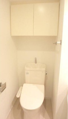 物件内観写真5　(温水洗浄便座。)