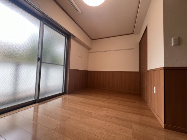 寝室(きれいなフローリング。)