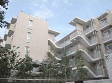 物件外観写真1　(鉄筋コンクリート造のがっちりとした建物。)