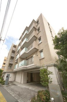 物件外観写真1　(鉄筋コンクリート造のがっちりとした建物。)