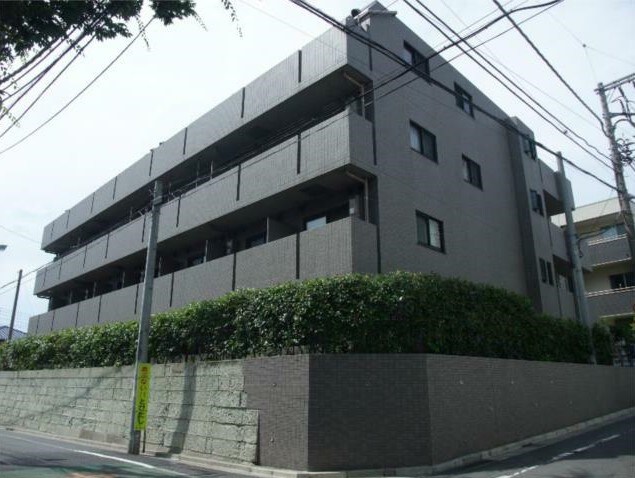 物件外観写真1　(鉄筋コンクリート造のがっちりとした造り。)