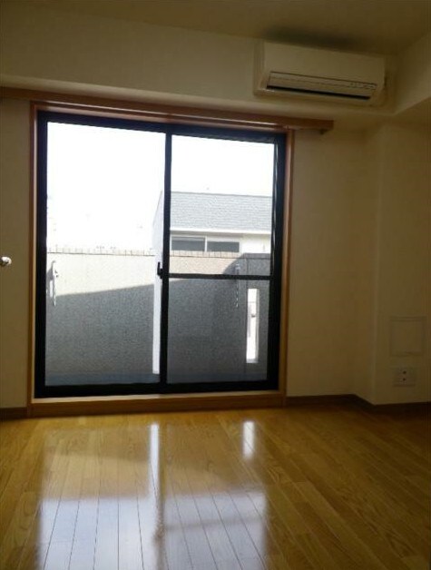 物件内観写真3　(6帖の洋室。)