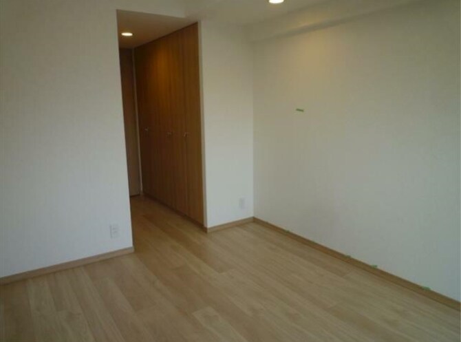 物件内観写真4　(8.1帖のきれいな洋室。)