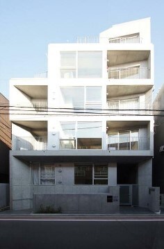 物件外観写真1　(鉄筋コンクリート造のがっちりとした建物。)