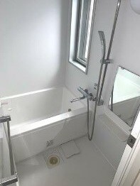 物件内観写真4　(追い焚き機能、浴室乾燥機付きバス。)