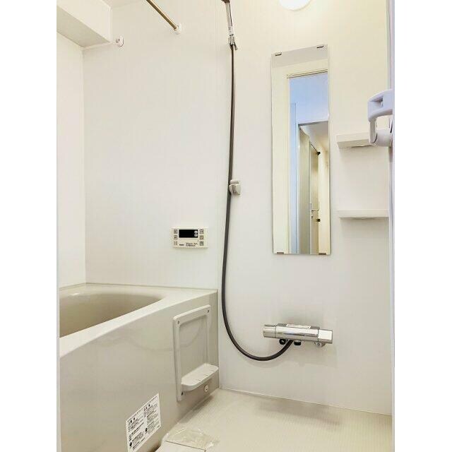 物件内観写真4　(追い焚き機能、浴室乾燥機付きバス。)