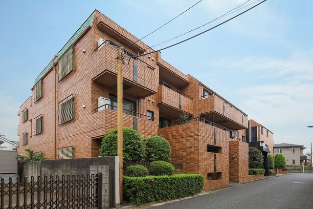 物件外観写真1　(鉄筋コンクリート造のがっちりとした建物。)