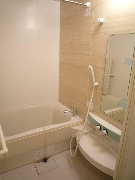 物件内観写真5　(浴室乾燥機付きバス。)