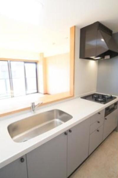 物件内観写真6　(グリル付き3口コンロのシステムキッチン。)