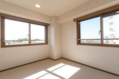 物件内観写真10　(2面採光の明るいお部屋。)