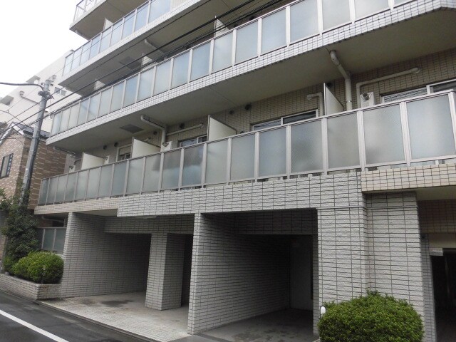 物件外観写真1　(鉄筋コンクリート造のがっちりとした建物。)